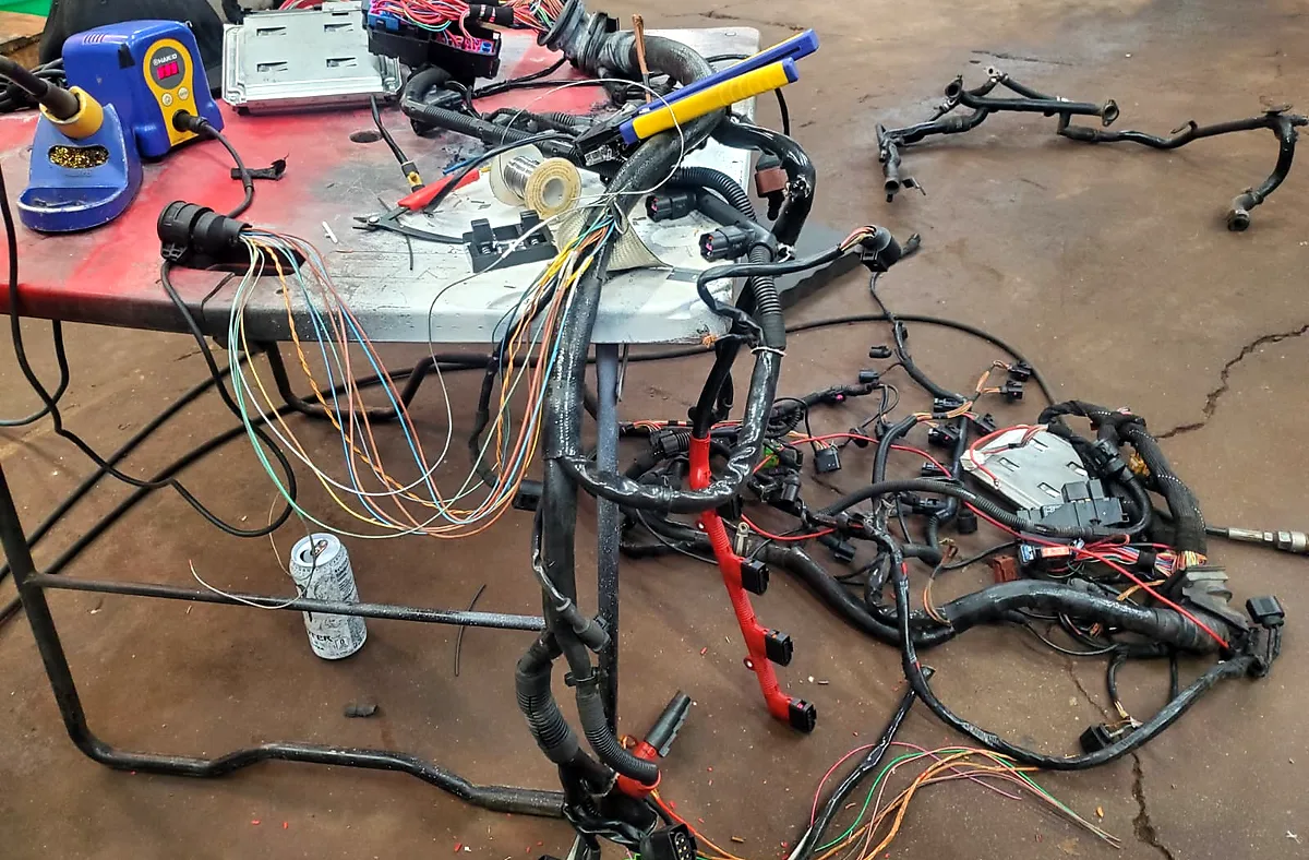 Vehicle wiring harness and control modules laid out for electrical diagnosis